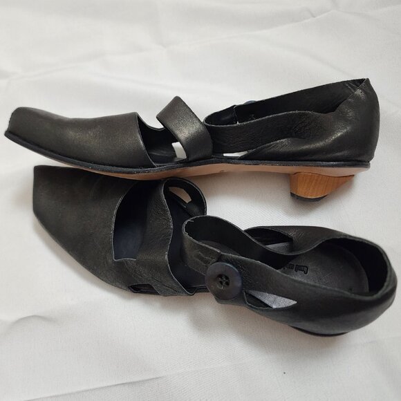 Cydwoq | Black Leather Low Heels Pointed Toe - Picture 6 of 9